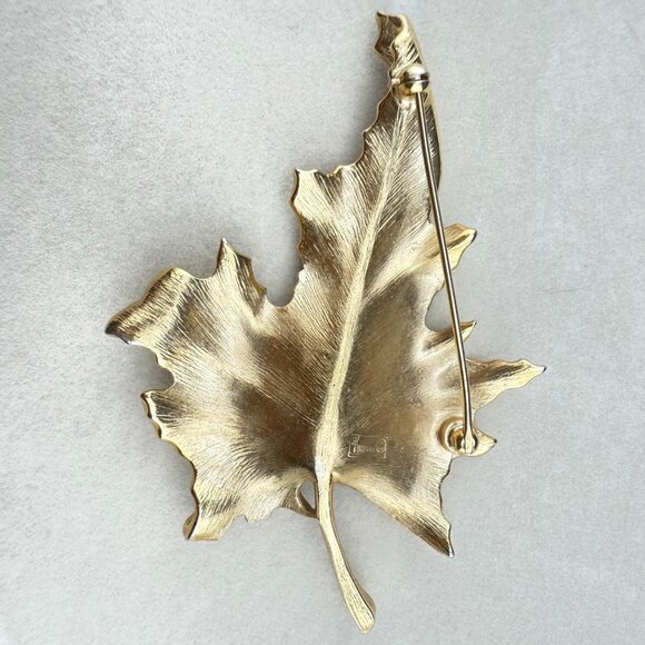 Vintage Crown Trifari Gold Tone Maple Leaf Brooch Pin Textured Detail Fall Jewel - Picture 5 of 6